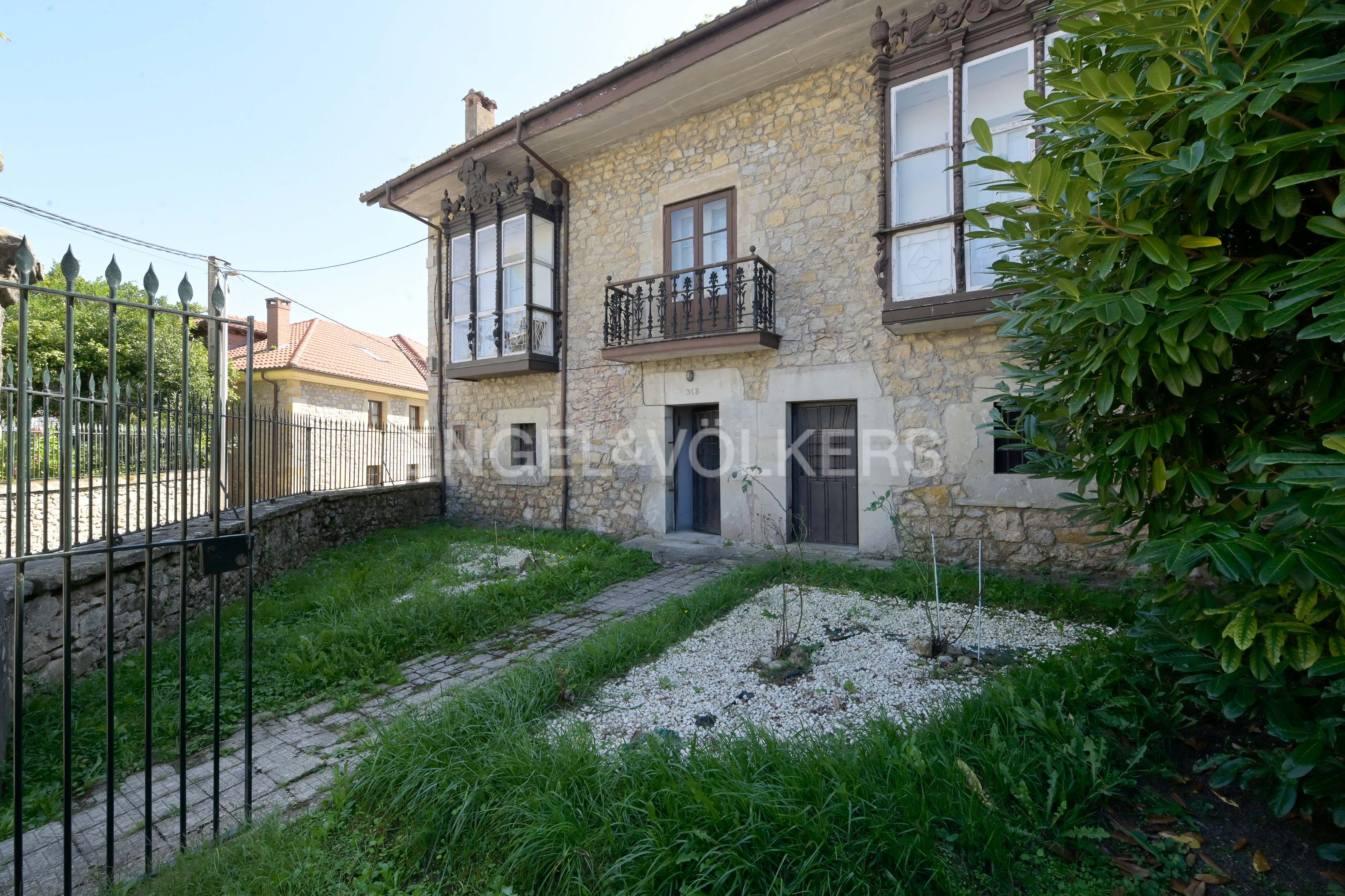 Vista exterior de Casa o xalet en venda en Reocín amb Calefacció, Parquet i Balcó