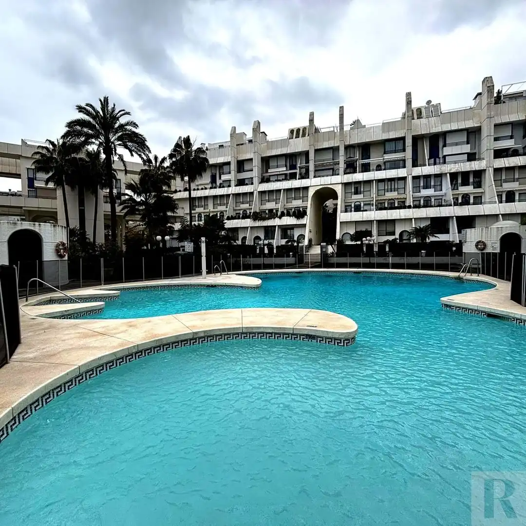 Piscina de Pis en venda en Marbella amb Aire condicionat, Calefacció i Terrassa