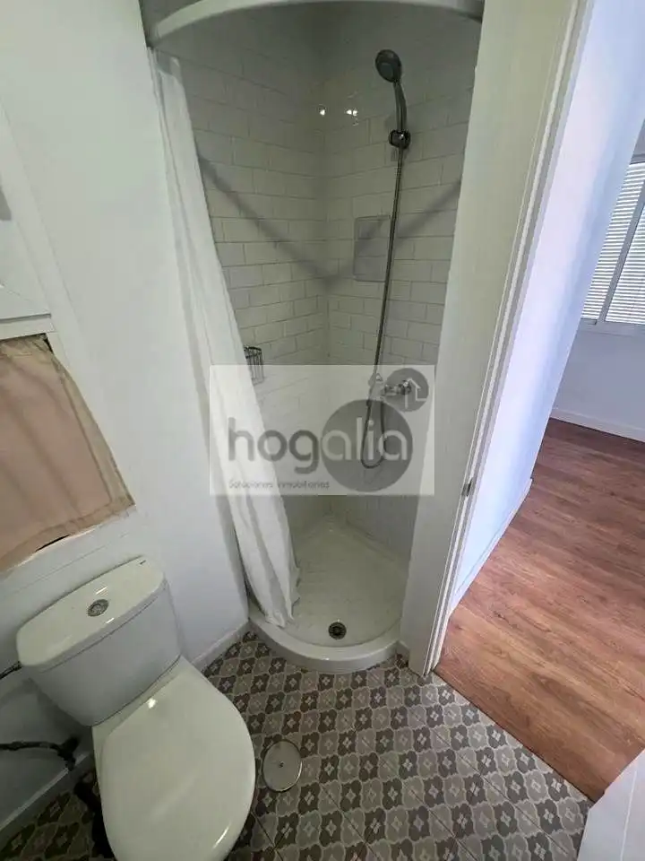 Badezimmer von Dachboden zur Miete in Sevilla mit Klimaanlage und Terrasse