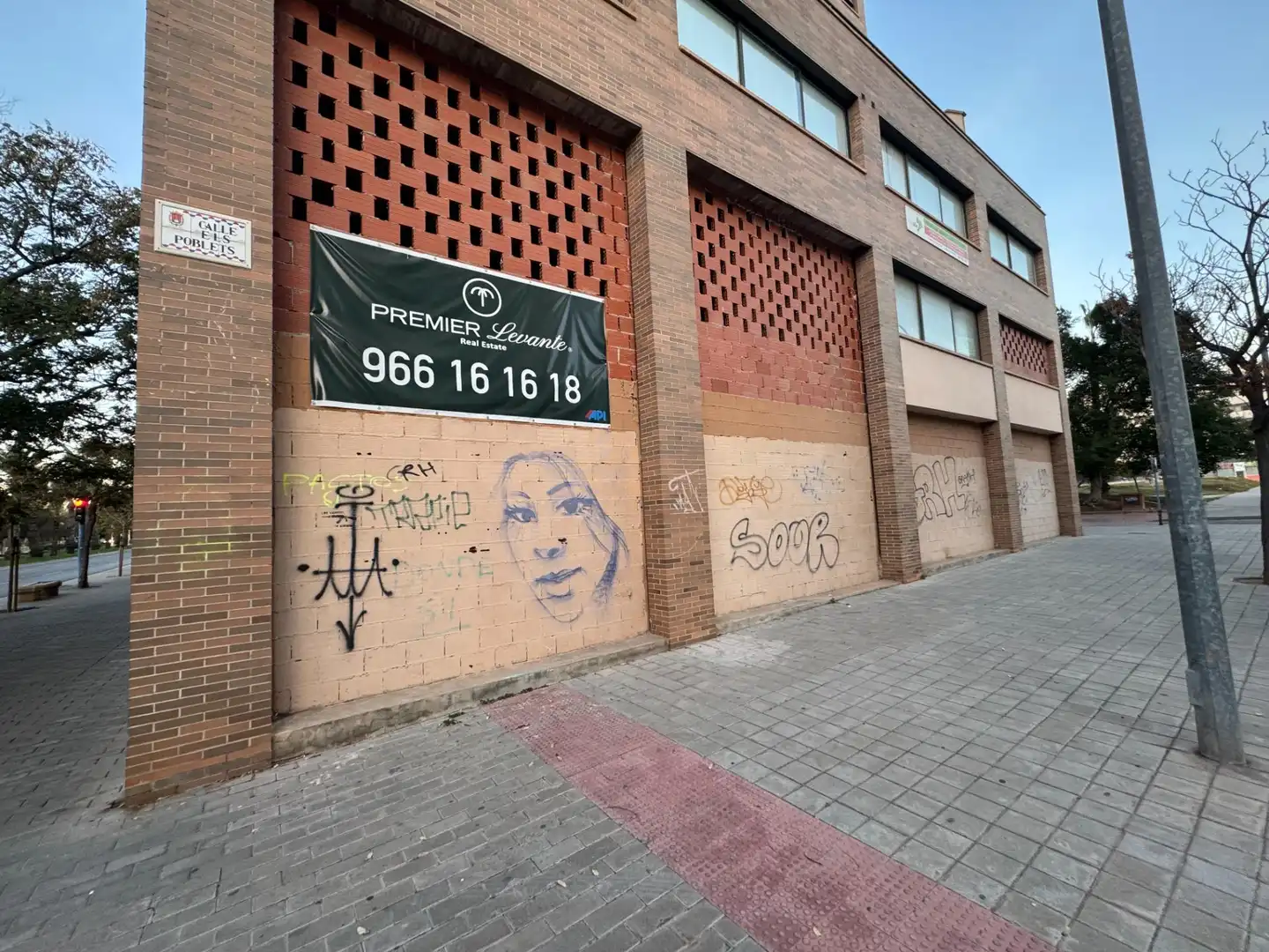 Gewerbefläche zum Verkauf in Avenida de Juan Sanchís Candela 23