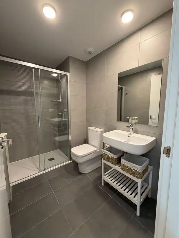 Baño de Piso de alquiler en Vitoria - Gasteiz con Calefacción, Terraza y Trastero