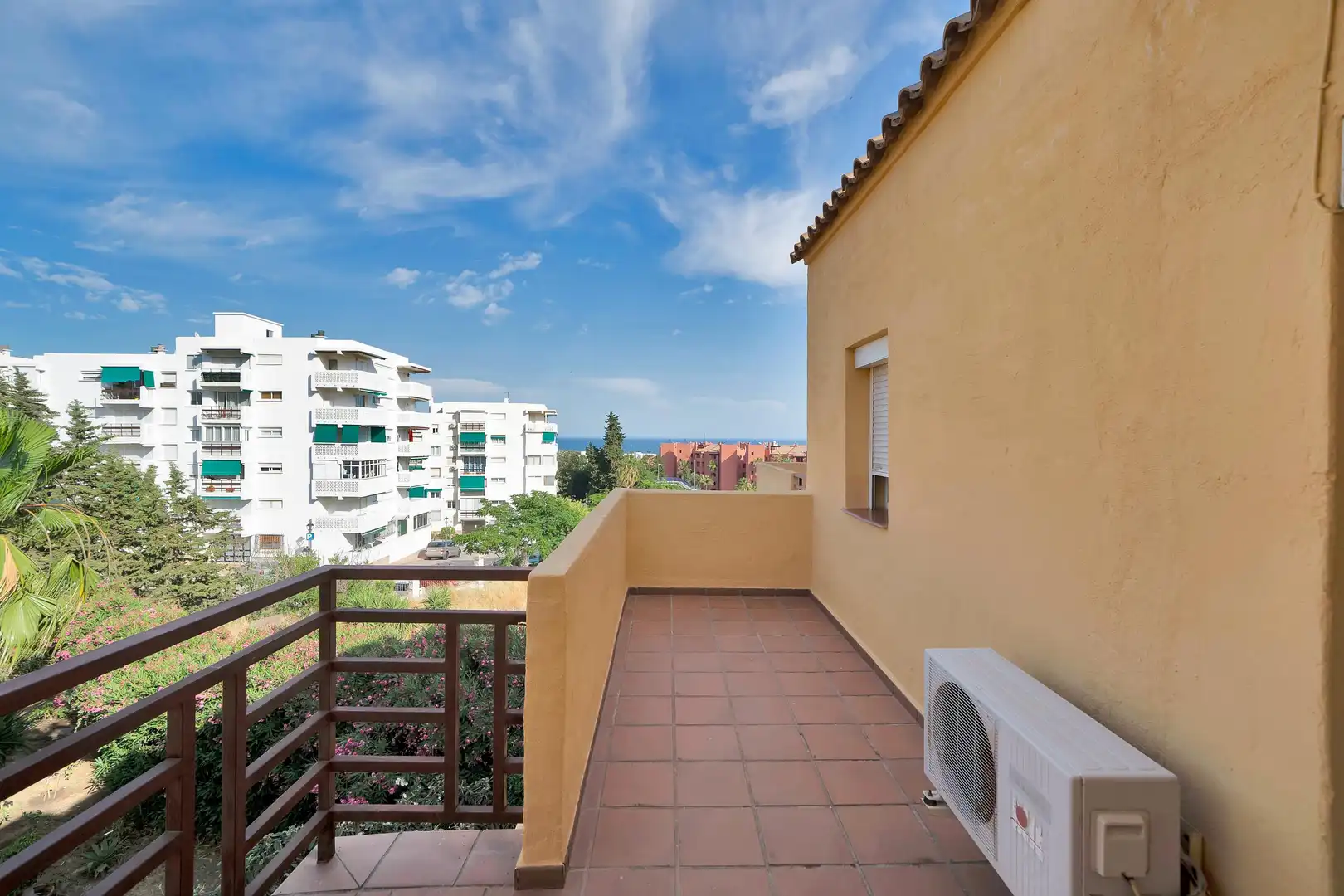Vista exterior de Casa adosada en venta en Estepona con Aire acondicionado, Calefacción y Jardín privado