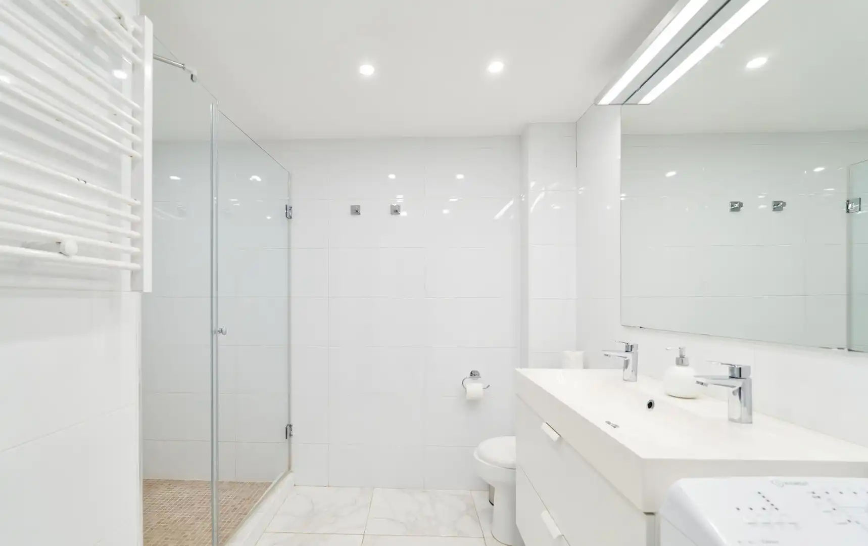 Badezimmer von Wohnungen zum Verkauf in Marbella mit Klimaanlage, Möbliert und Balkon