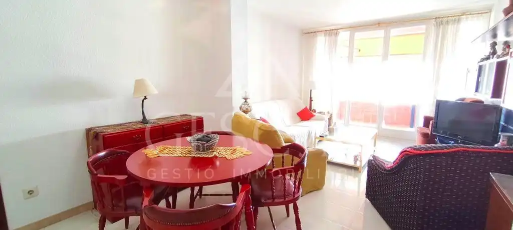 Sala d'estar de Pis en venda en Sant Joan Despí amb Jardí privat, Terrassa i Balcó