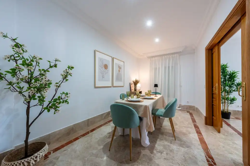 Menjador de Casa adosada en venda en Marbella amb Aire condicionat, Jardí privat i Terrassa