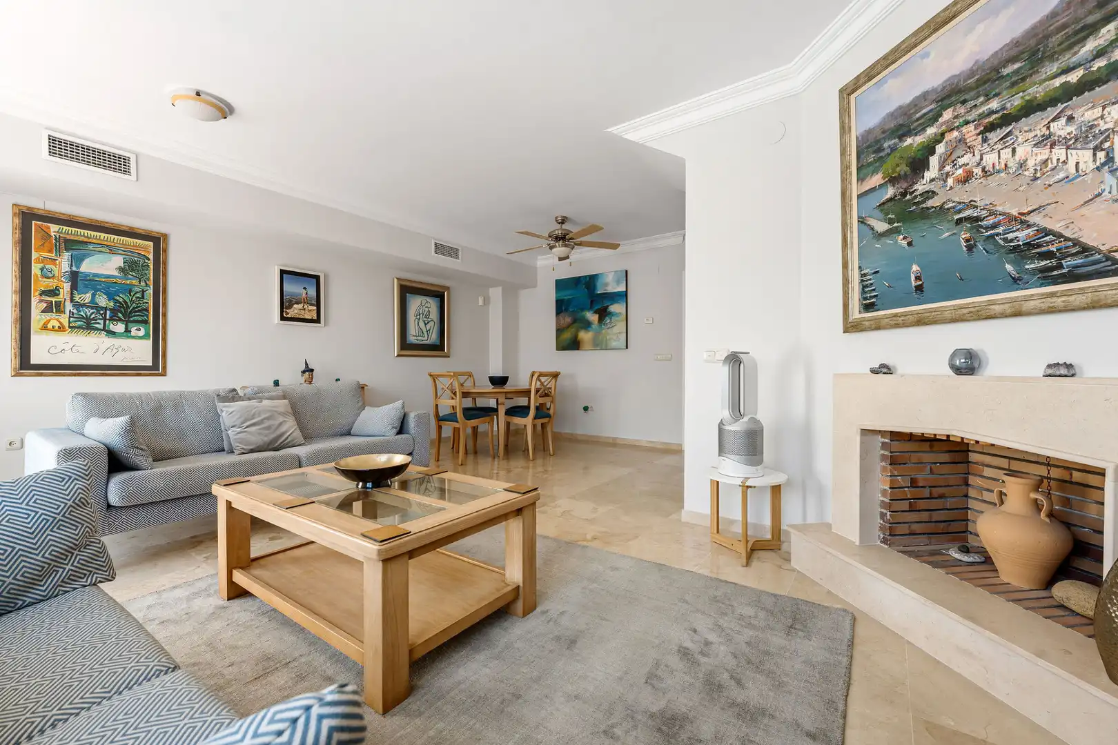 Sala de estar de Casa adosada en venta en Marbella con Aire acondicionado, Terraza y Piscina