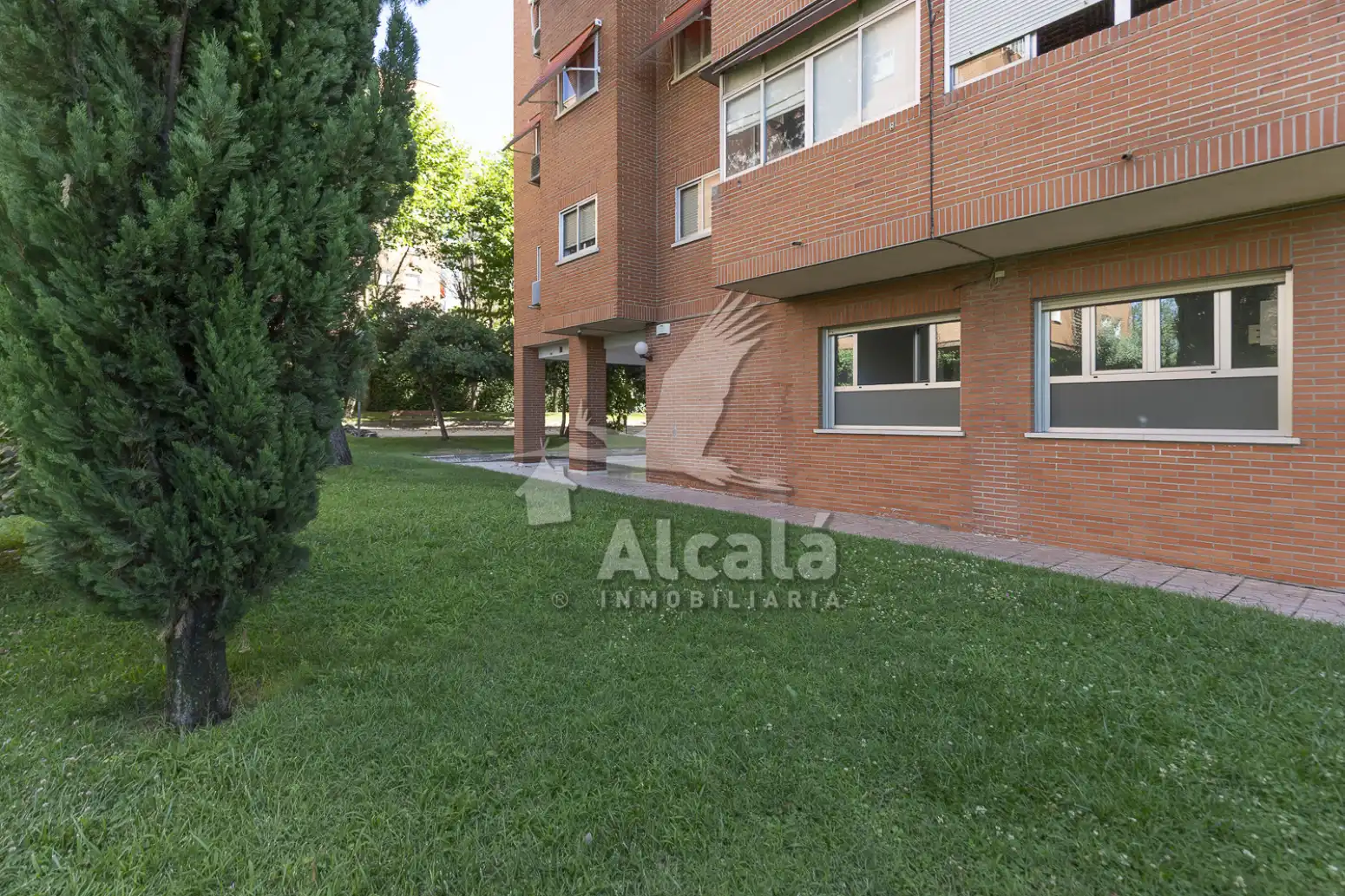 Vista exterior de Piso en venta en Madrid con Calefacción, Jardín privado y Piscina