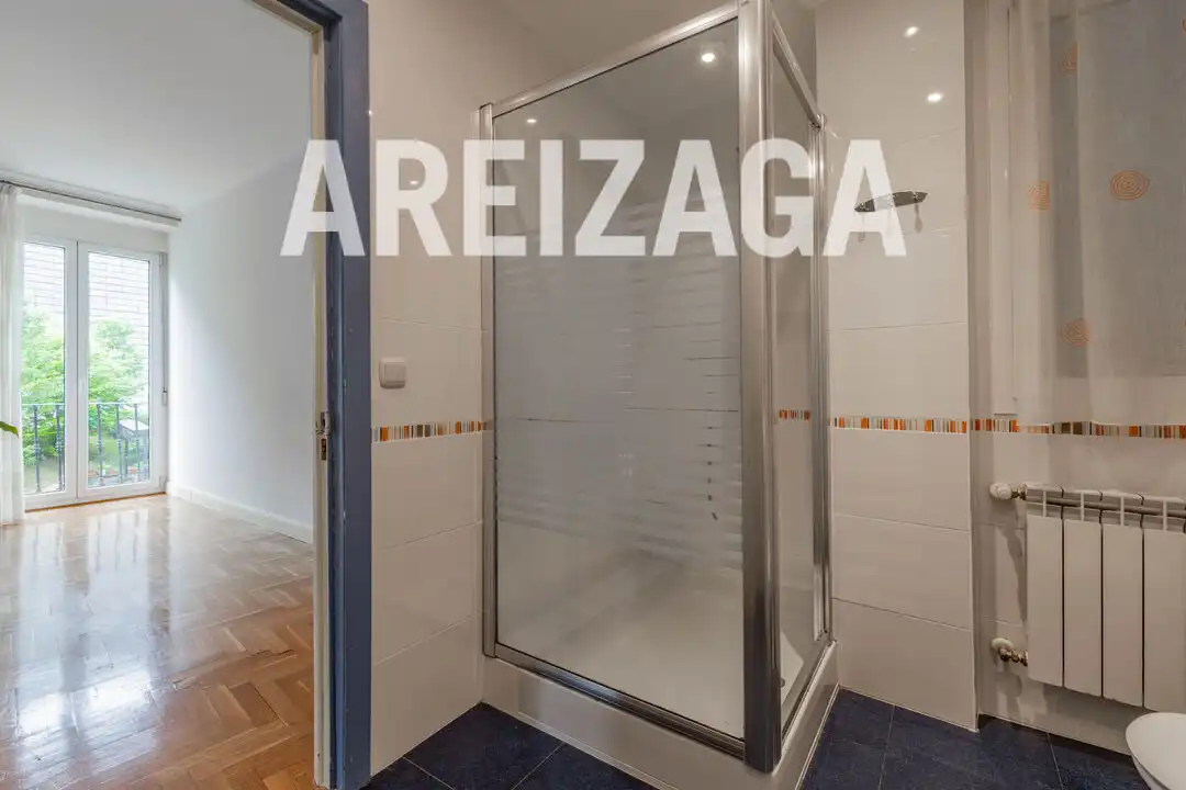 Baño de Piso en venta en Donostia - San Sebastián  con Calefacción y Balcón