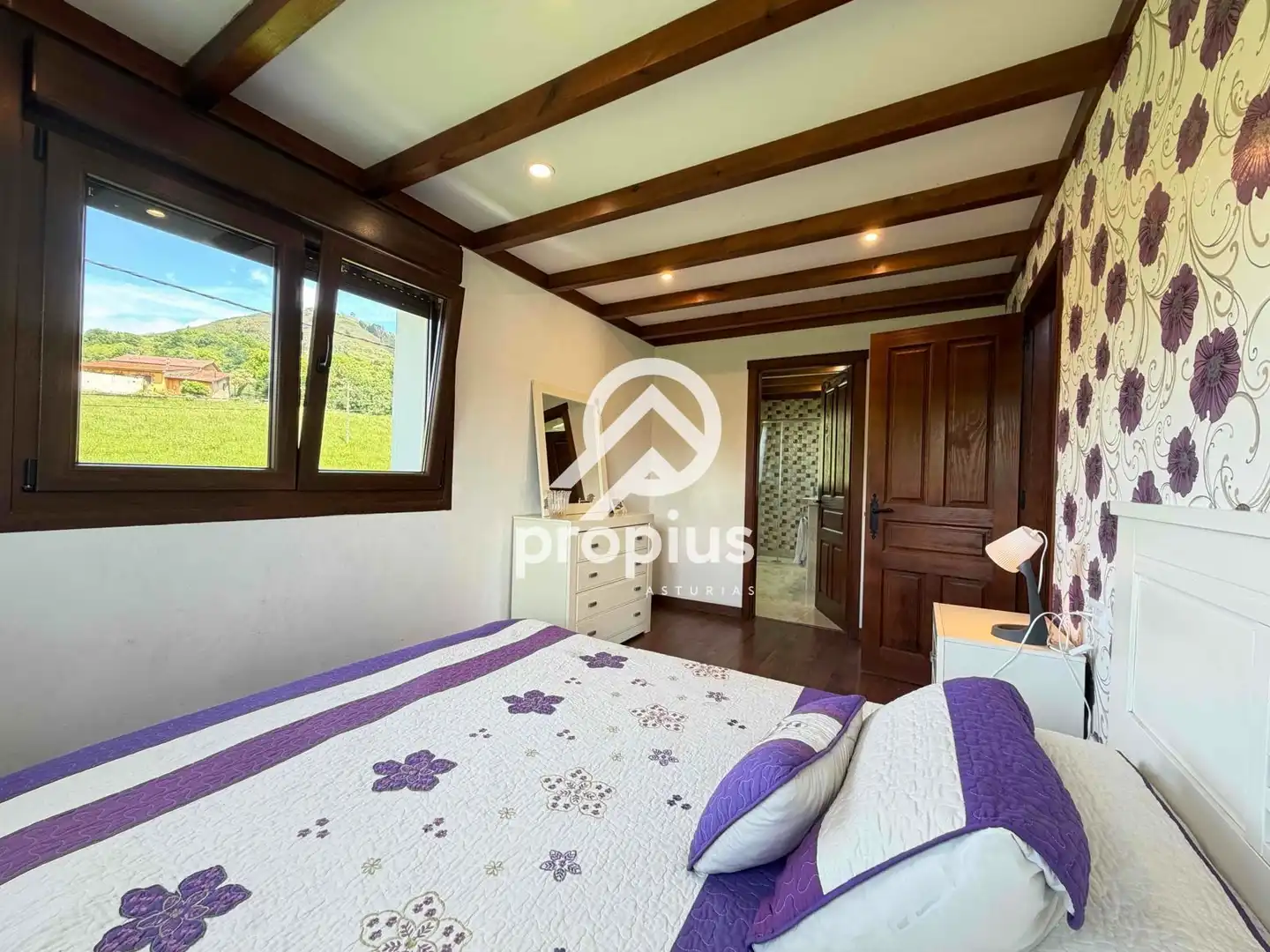 Dormitori de Casa o xalet en venda en Sariego amb Calefacció, Parquet i Traster