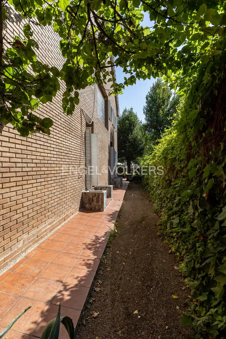 Vista exterior de Casa adosada en venda en Madrid amb Aire condicionat, Calefacció i Jardí privat