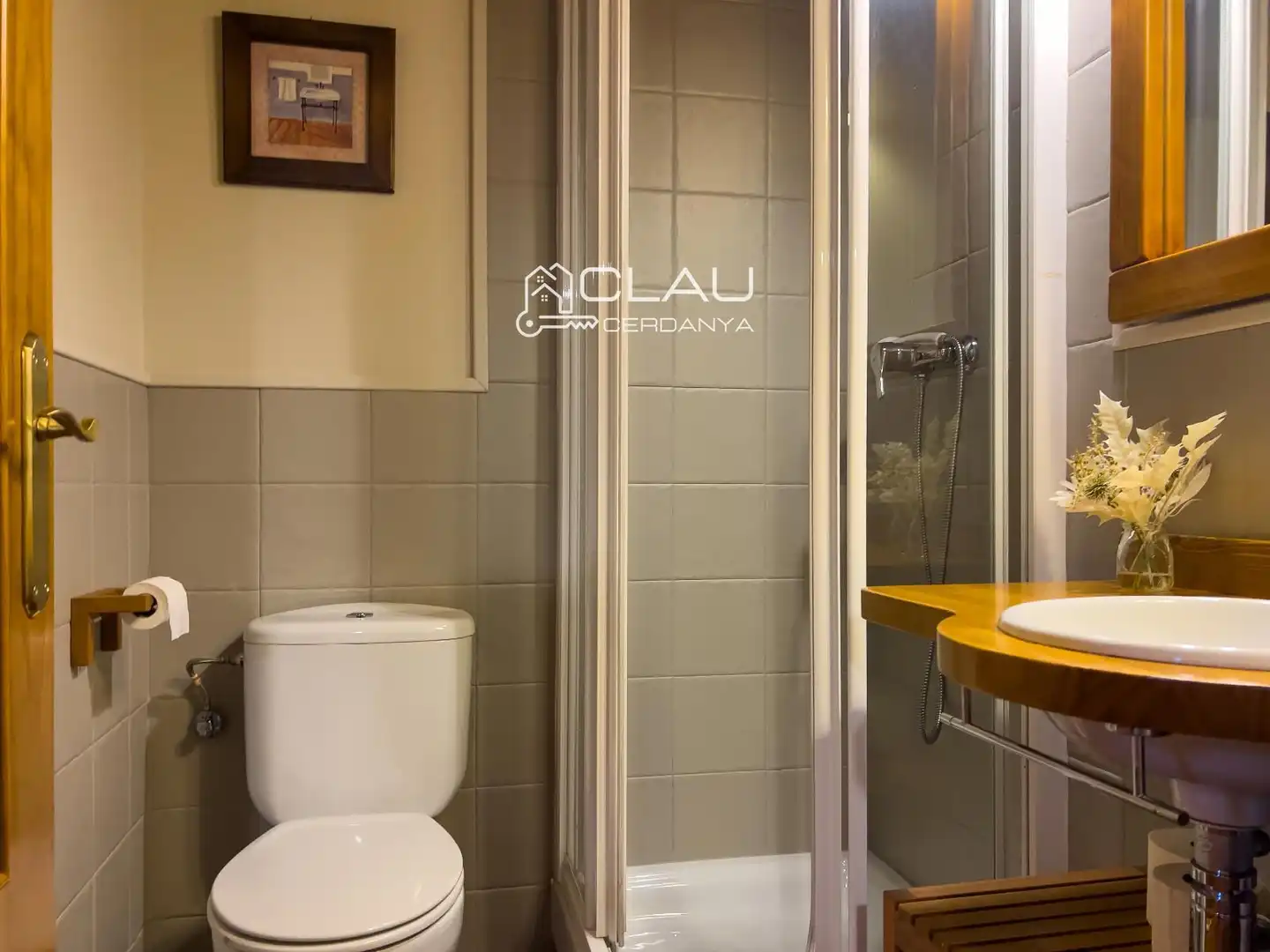 Badezimmer von Einfamilien-Reihenhaus zur Miete in Palau - de - Cerdagne mit Heizung, Privatgarten und Parkett