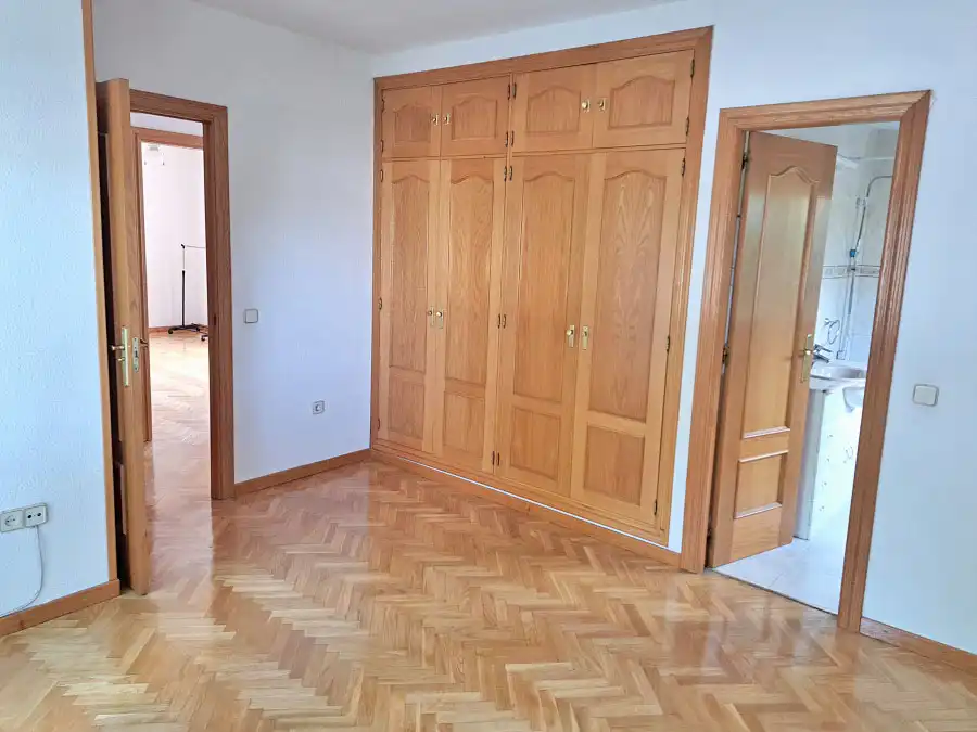 Dormitori de Casa adosada en venda en Torrelodones amb Calefacció, Jardí privat i Parquet