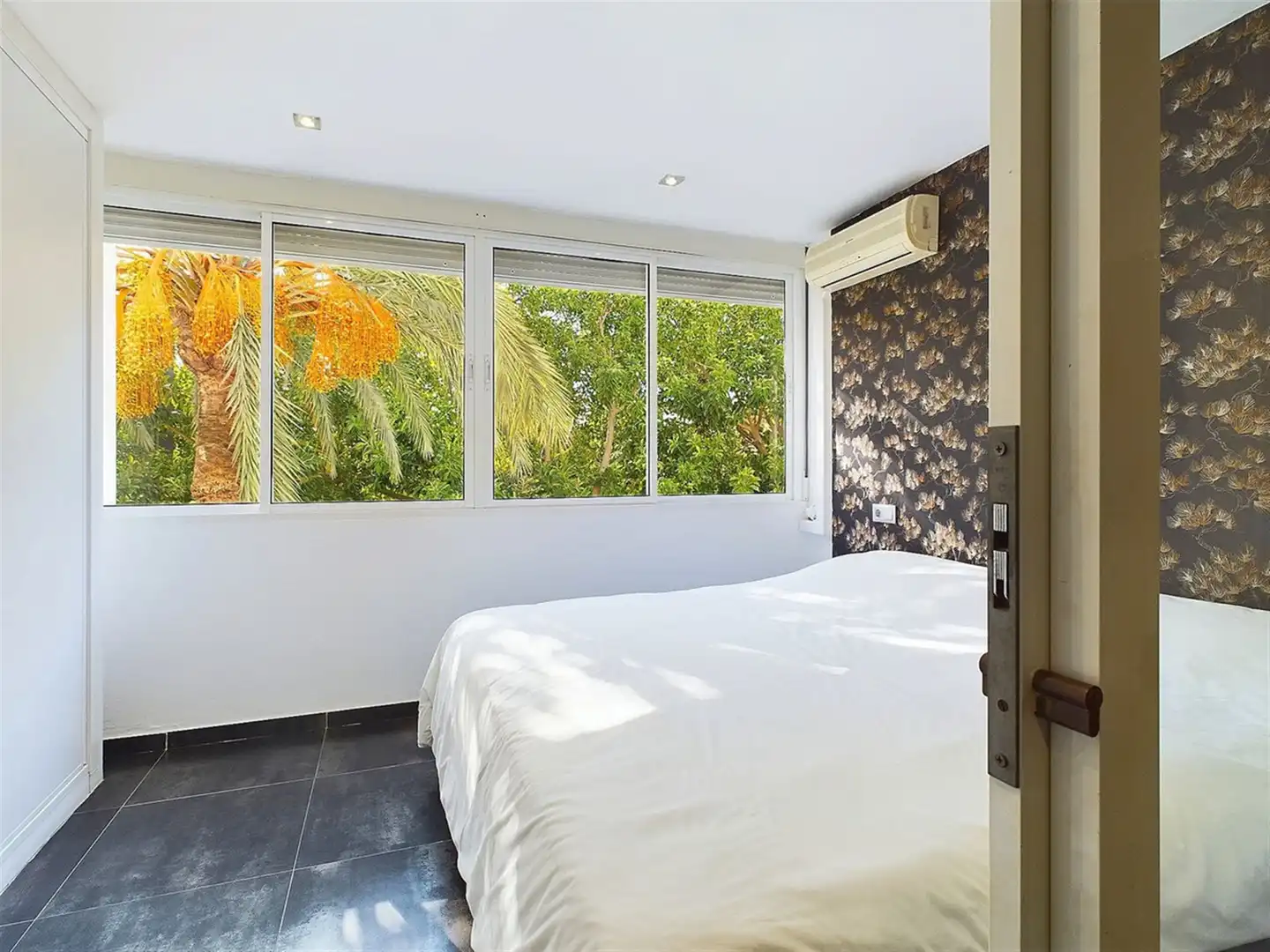 Dormitori de Apartament en venda en Estepona amb Aire condicionat i Terrassa