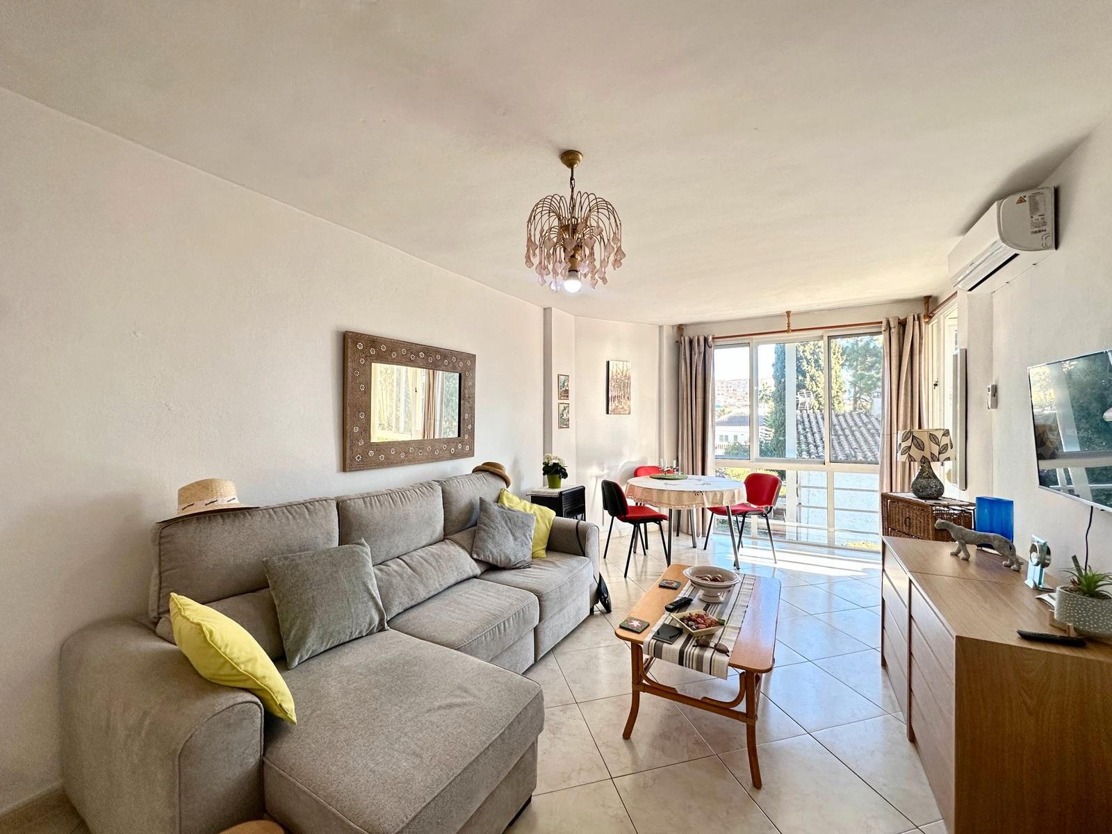 Sala d'estar de Apartament en venda en Benalmádena amb Terrassa, Moblat i Piscina comunitària