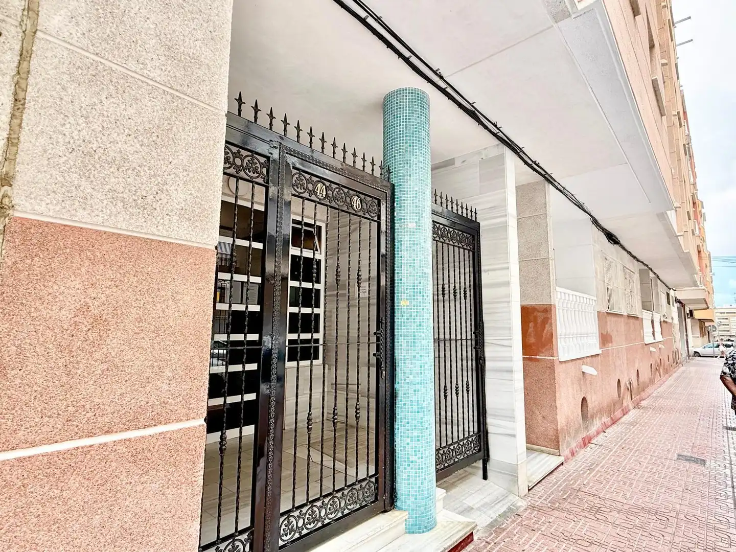 Außenansicht von Wohnungen zur Miete in Torrevieja mit Heizung, Terrasse und Schwimmbad