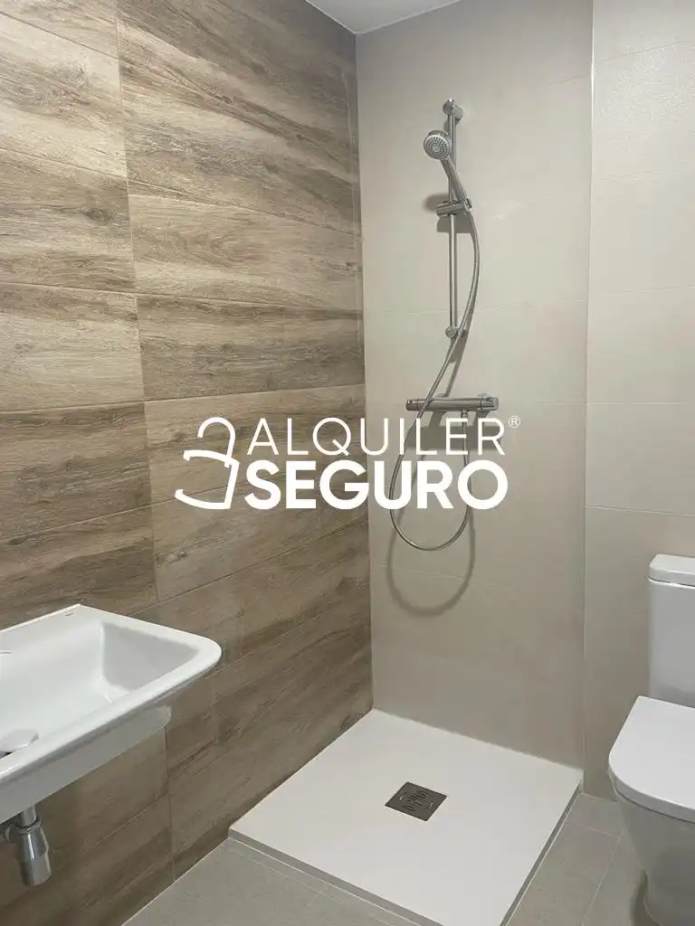 Bathroom of Flat for rent in Villalbilla  with Air Conditioner, Heating and Terrace