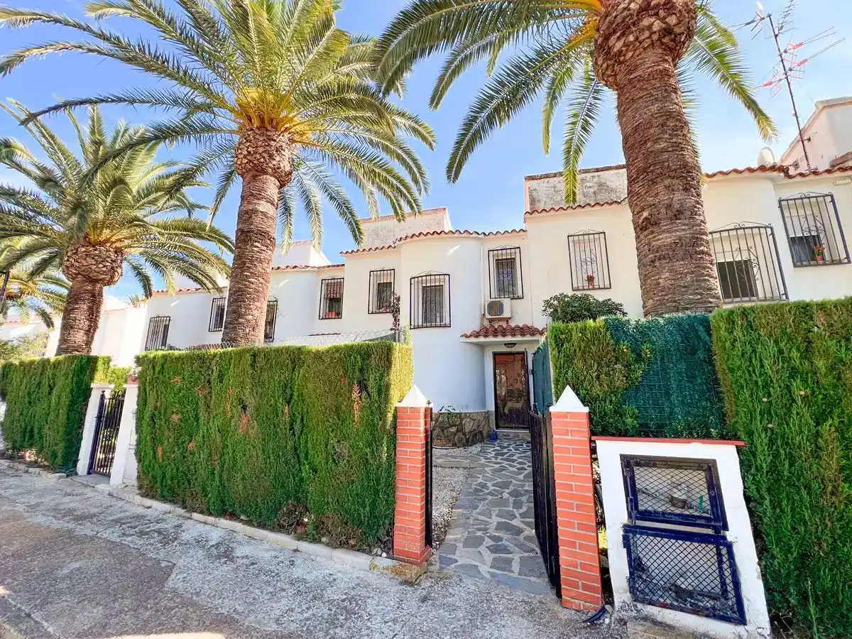 Vista exterior de Casa adosada en venda en Dénia amb Aire condicionat i Piscina