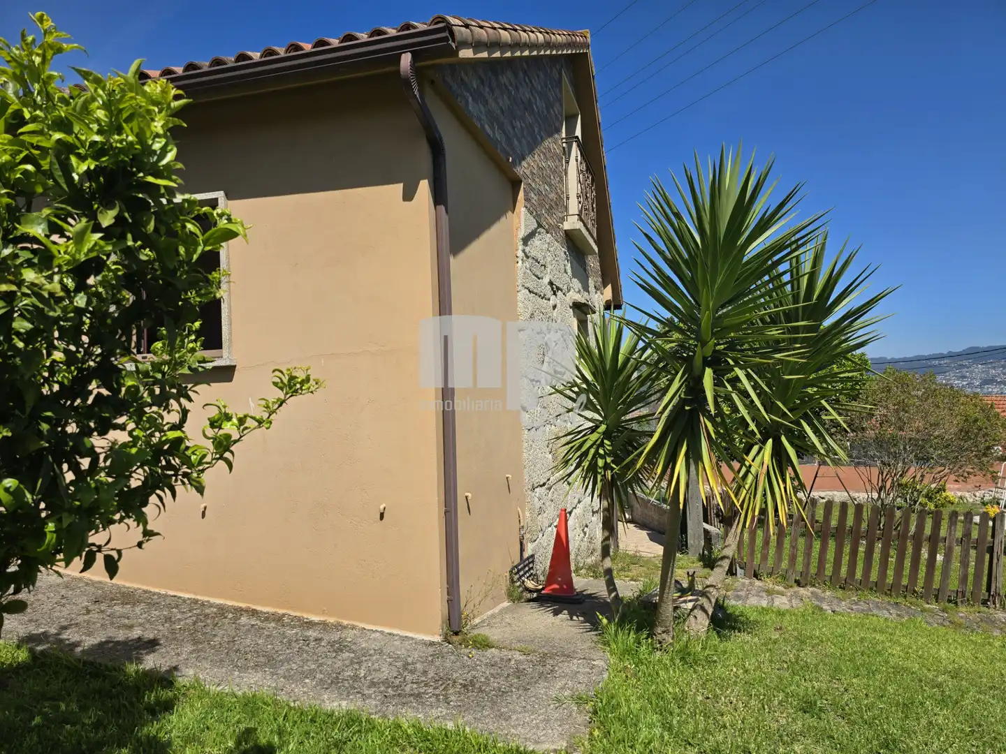 Vista exterior de Finca rústica en venda en Moaña amb Jardí privat, Traster i Moblat