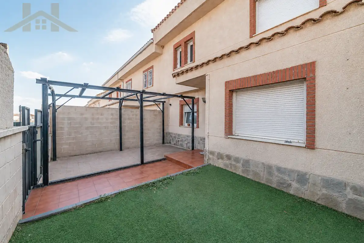 Vista exterior de Casa adosada en venda en Seseña amb Calefacció, Jardí privat i Terrassa