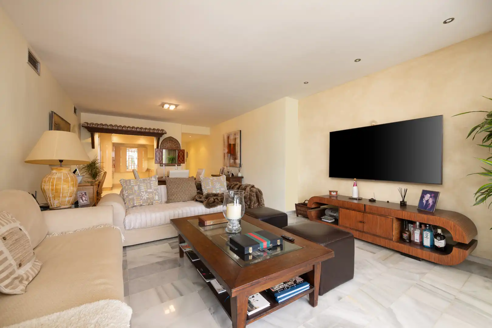 Living room of Ground floor for sale in Estepona  with Air Conditioner, Terrace and Swimming Pool