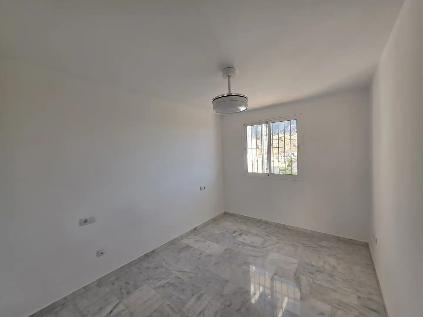 Dormitori de Casa adosada en venda en Benalmádena amb Aire condicionat, Jardí privat i Terrassa