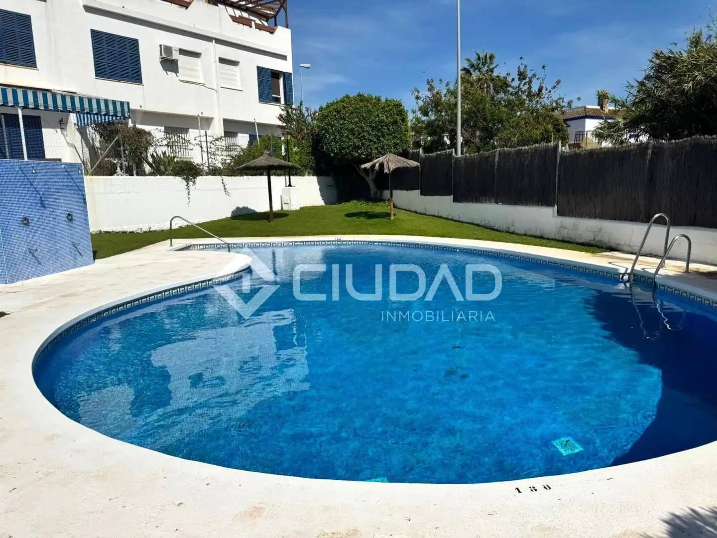 Piscina de Dúplex en venda en Sanlúcar de Barrameda amb Terrassa, Traster i Piscina comunitària