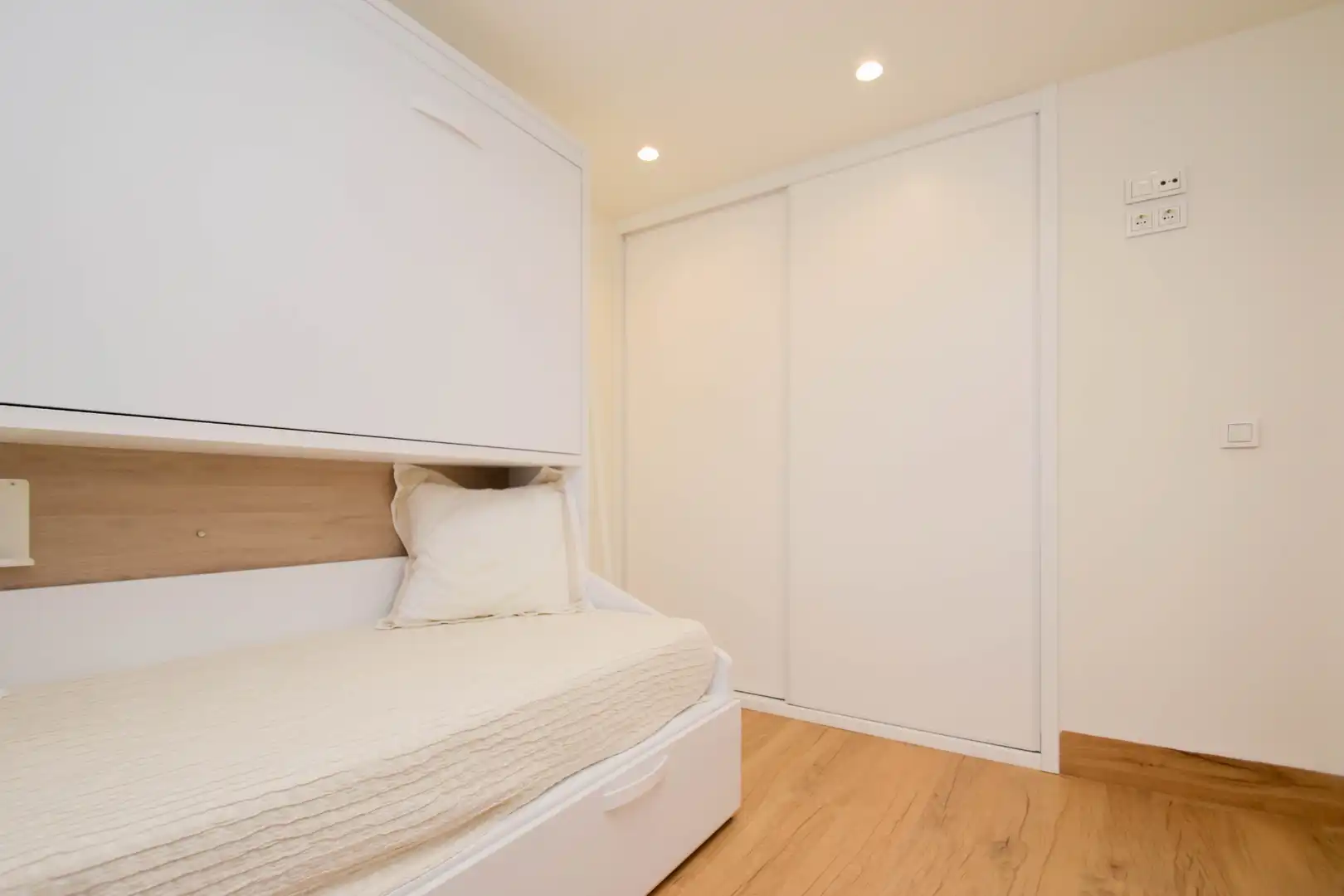 Bedroom of Flat for sale in Almuñécar  with Parquet flooring, Terrace and Furnished