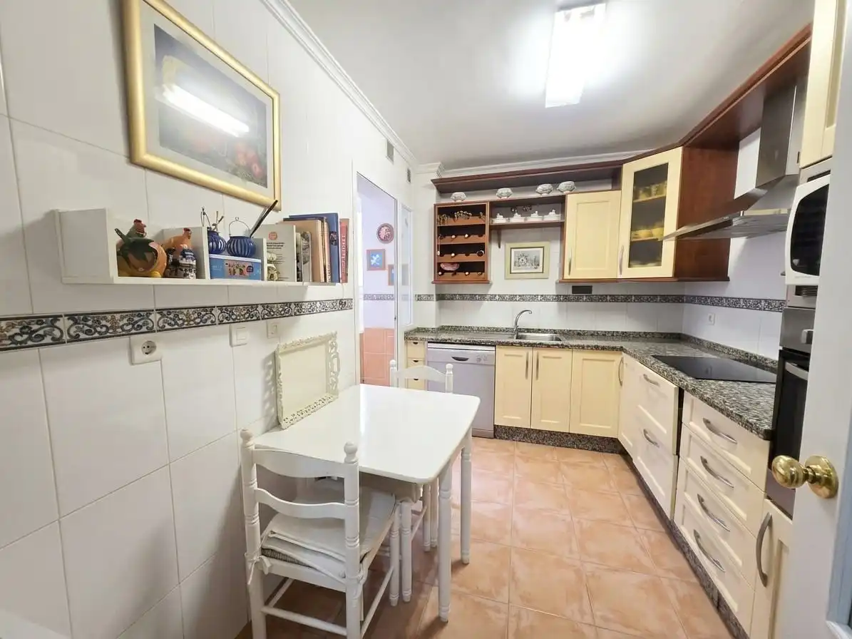 Küche von Wohnung zum Verkauf in Rincón de la Victoria mit Klimaanlage, Terrasse und Abstellraum