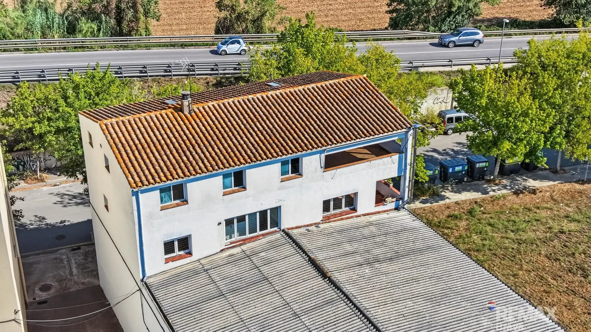 Außenansicht von Fabrikhallen zum Verkauf in Domeny