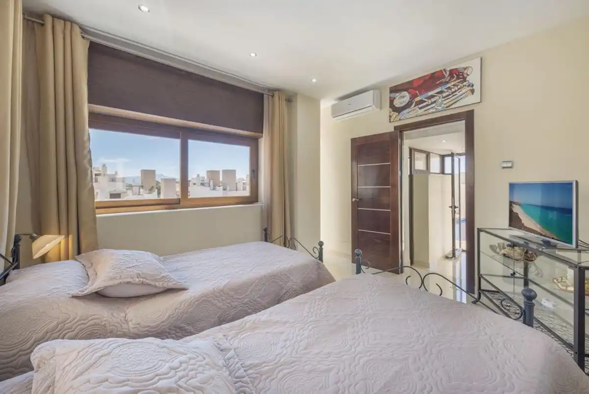Habitación de Ático de alquiler en Estepona con Aire acondicionado, Terraza y Piscina
