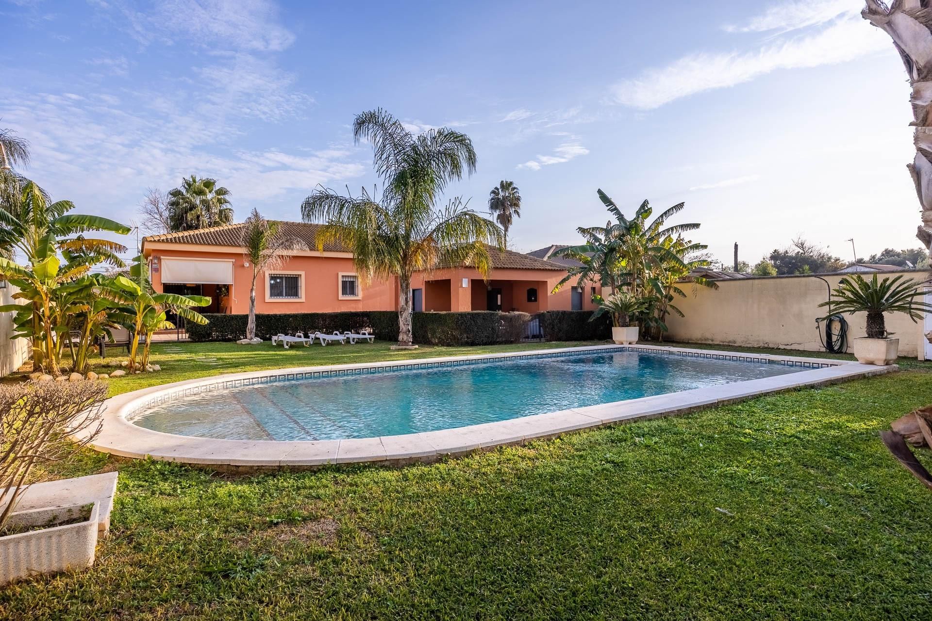 Swimming pool of Country house for sale in Dos Hermanas  with Air Conditioner, Heating and Private garden