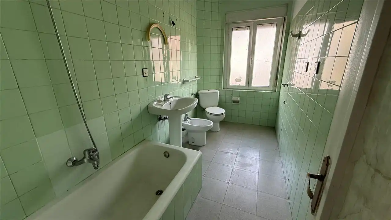 Bany de Pis en venda en Aller amb Balcó