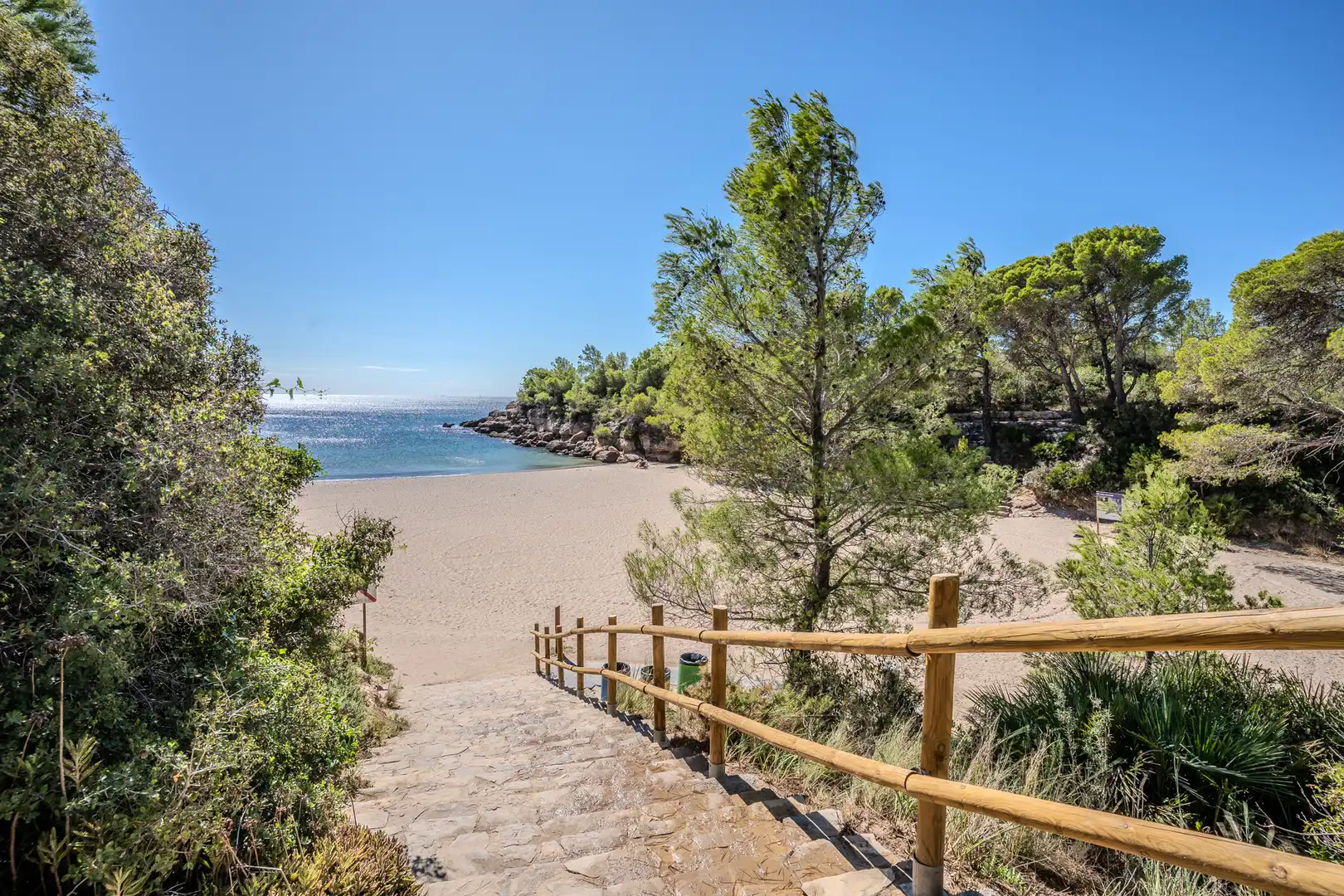 Vista exterior de Casa o xalet en venda en L'Ametlla de Mar  amb Aire condicionat, Calefacció i Jardí privat