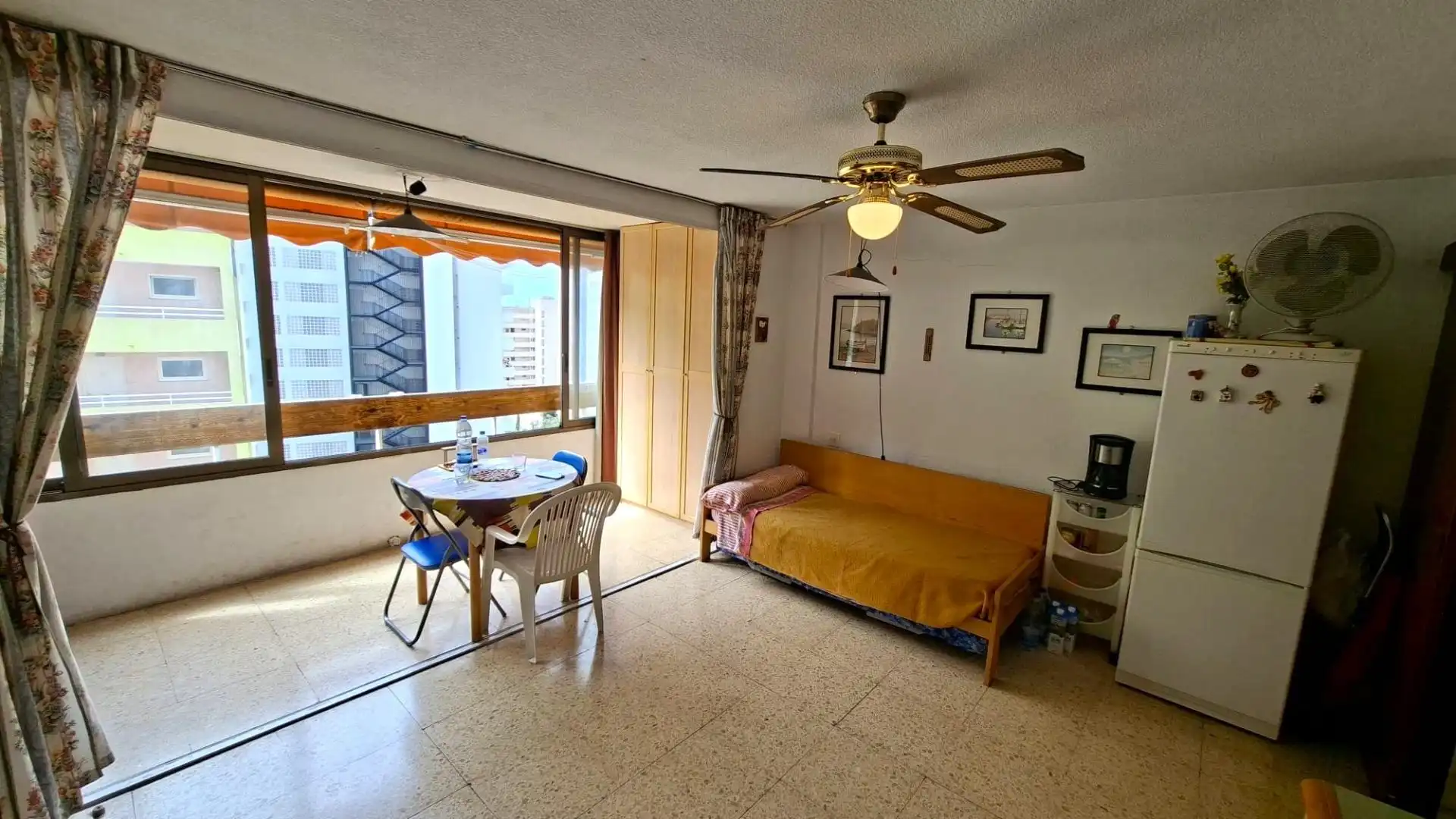 Sala de estar de Apartamento en venta en Benidorm con Jardín privado, Amueblado y Piscina comunitaria