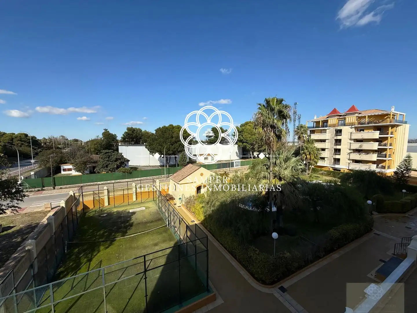 Vista exterior de Pis en venda en El Puerto de Santa María amb Terrassa i Piscina comunitària