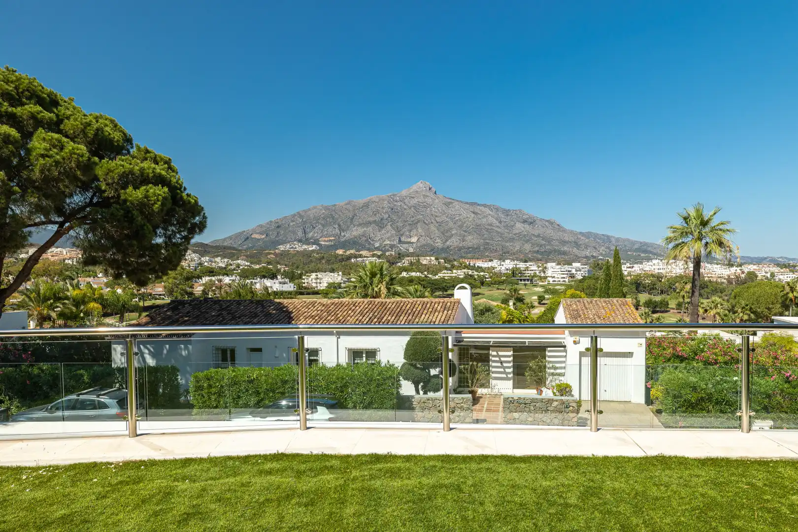 Vista exterior de Casa o xalet en venda en Nueva Andalucía