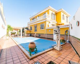 Vista exterior de Casa o xalet en venda en Fuente Vaqueros amb Aire condicionat, Terrassa i Piscina