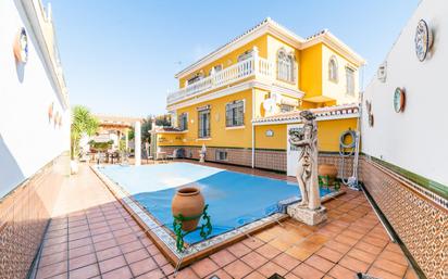 Vista exterior de Casa o xalet en venda en Fuente Vaqueros amb Aire condicionat, Terrassa i Piscina