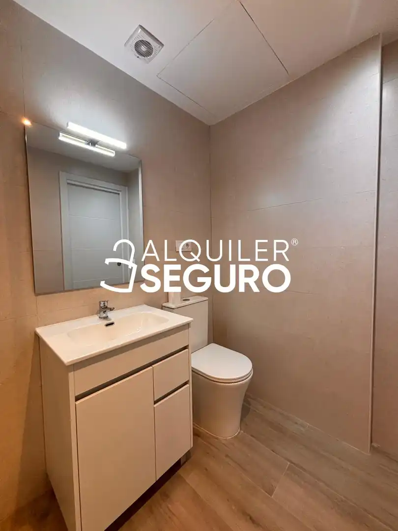 Badezimmer von Wohnung zur Miete in Madrid mit Heizung