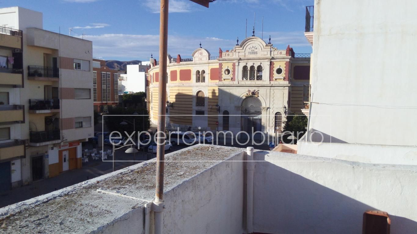 Vista exterior de Casa o xalet en venda en  Almería Capital amb Terrassa i Balcó