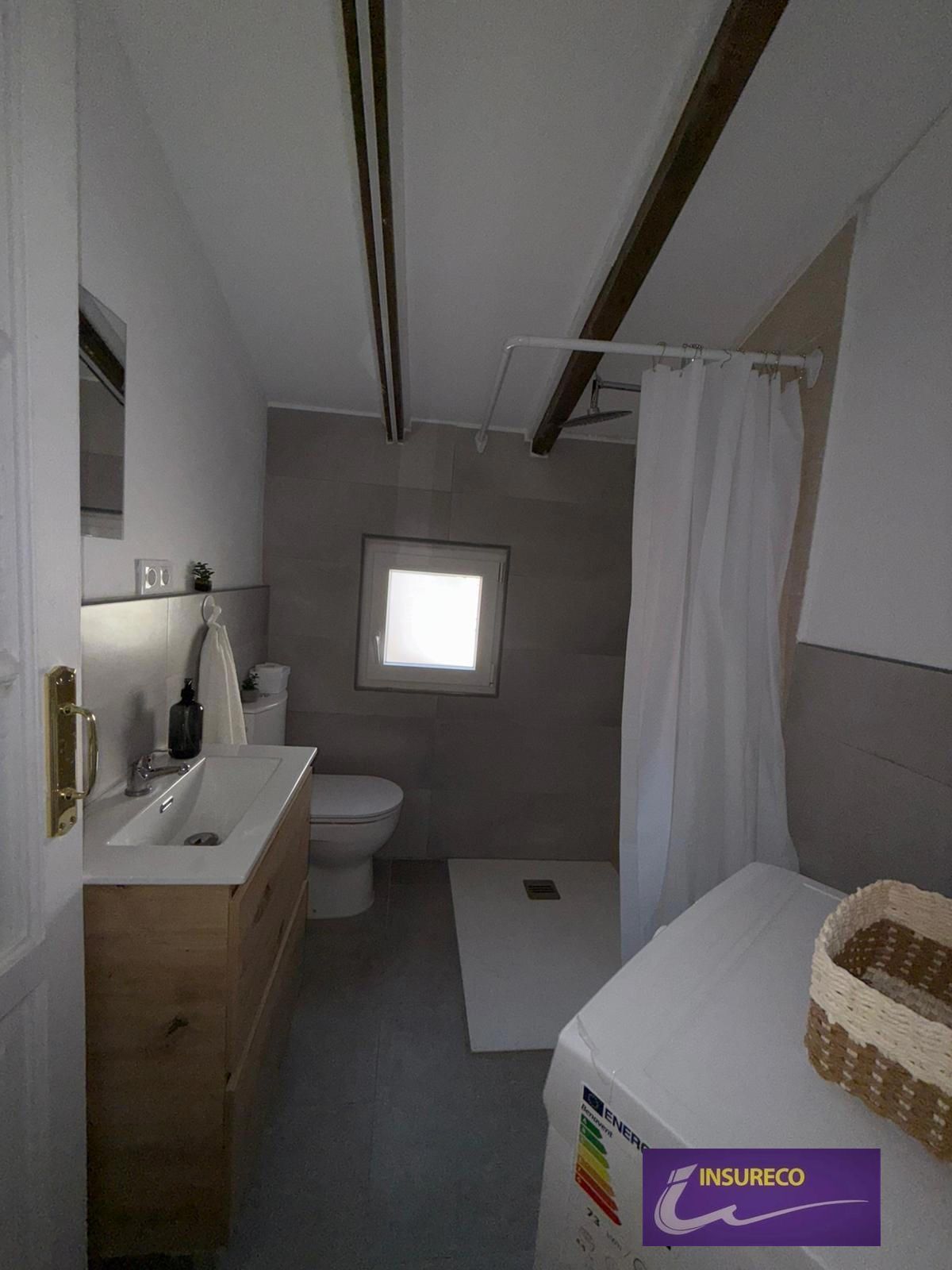 Bany de Pis en venda en León Capital  amb Calefacció i Traster