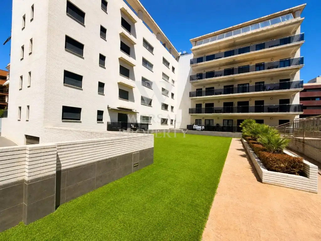 Außenansicht von Wohnungen zum Verkauf in Salou mit Klimaanlage, Privatgarten und Möbliert