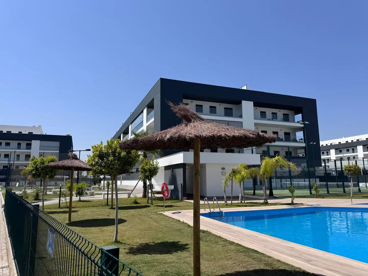 Außenansicht von Wohnung zur Miete in La Rinconada mit Klimaanlage, Heizung und Terrasse
