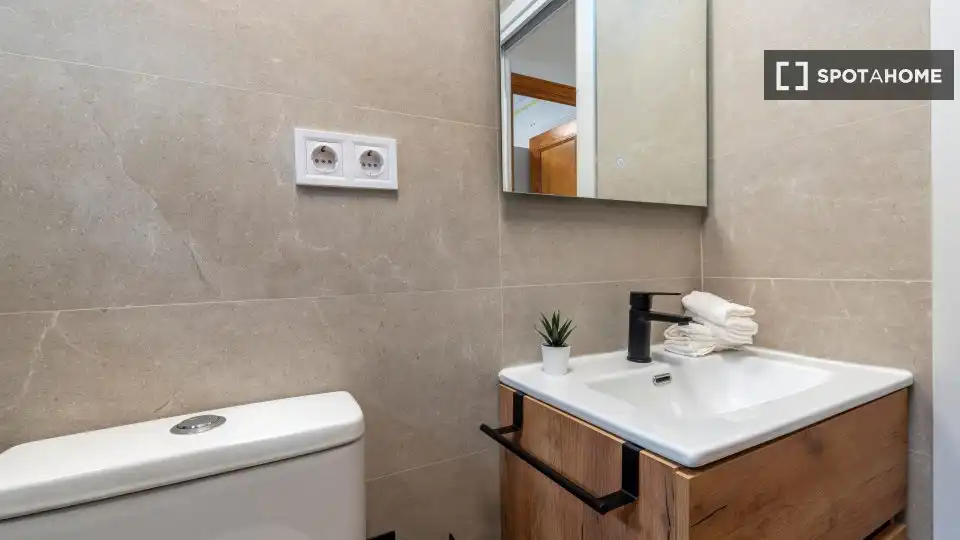 Bathroom of Flat for rent in Madrid  with Air Conditioner, Heating and Furnished
