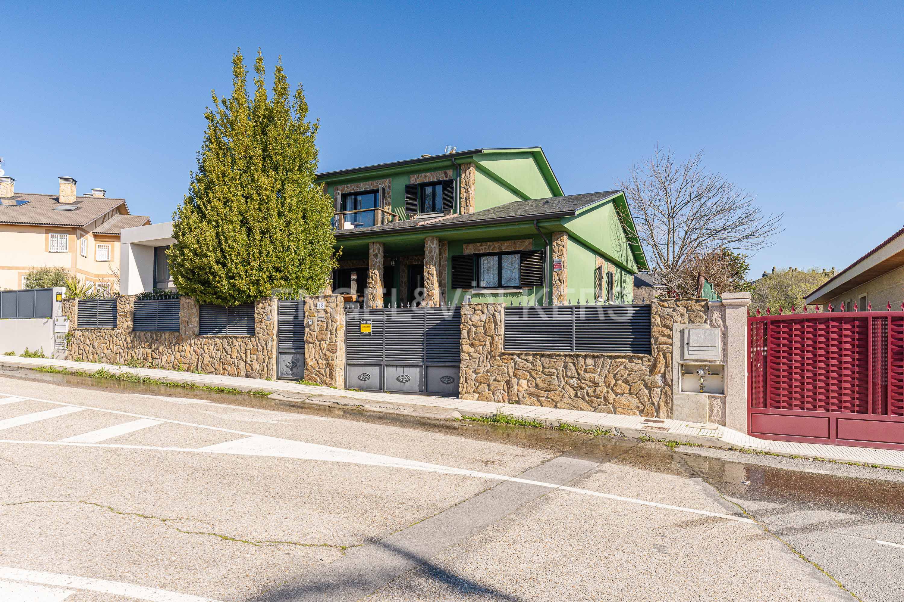 Vista exterior de Casa o xalet en venda en Guadarrama amb Aire condicionat, Calefacció i Jardí privat