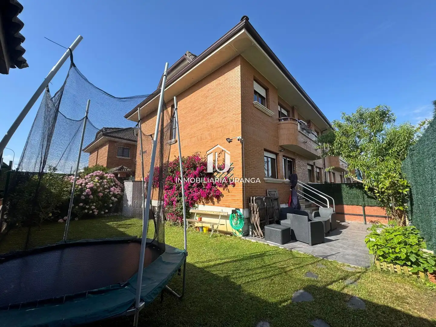 Vista exterior de Casa o xalet en venda en Laredo amb Calefacció, Jardí privat i Terrassa