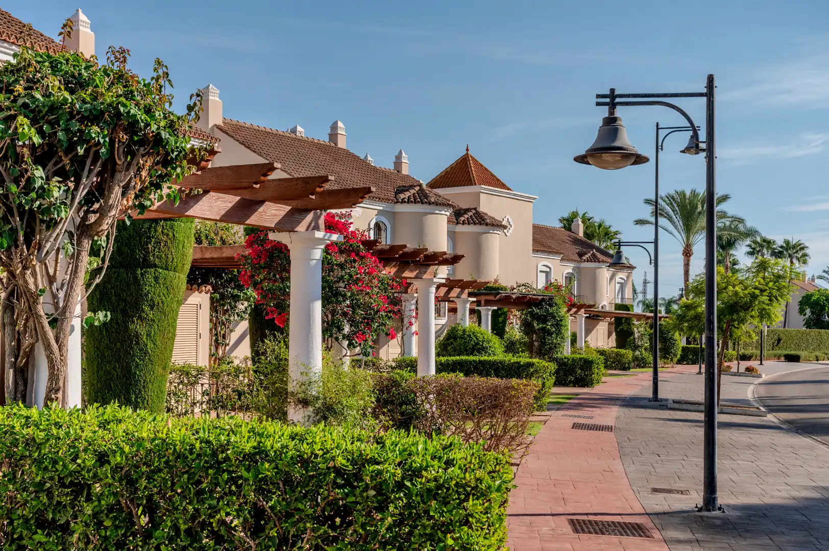 Vista exterior de Casa adosada en venda en Estepona amb Aire condicionat, Calefacció i Jardí privat
