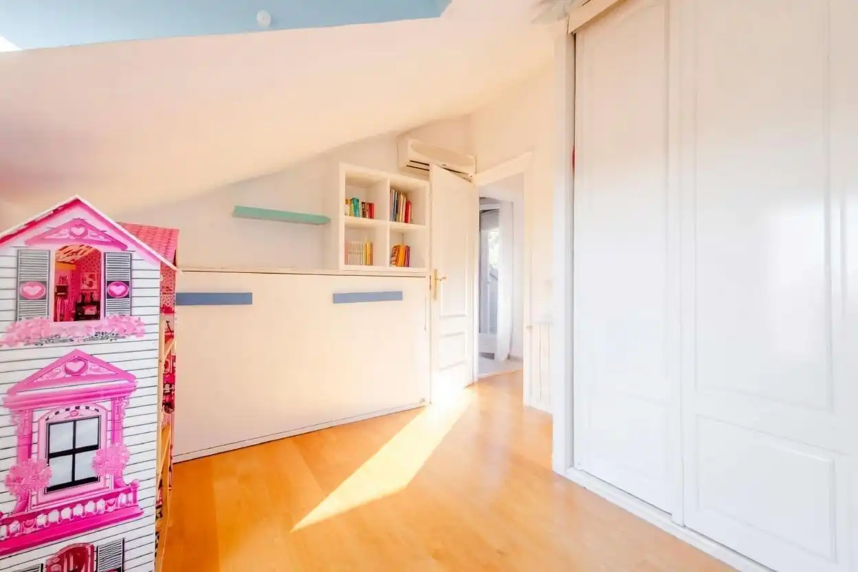 Habitación de Casa adosada en venta en Alcobendas con Aire acondicionado, Calefacción y Jardín privado