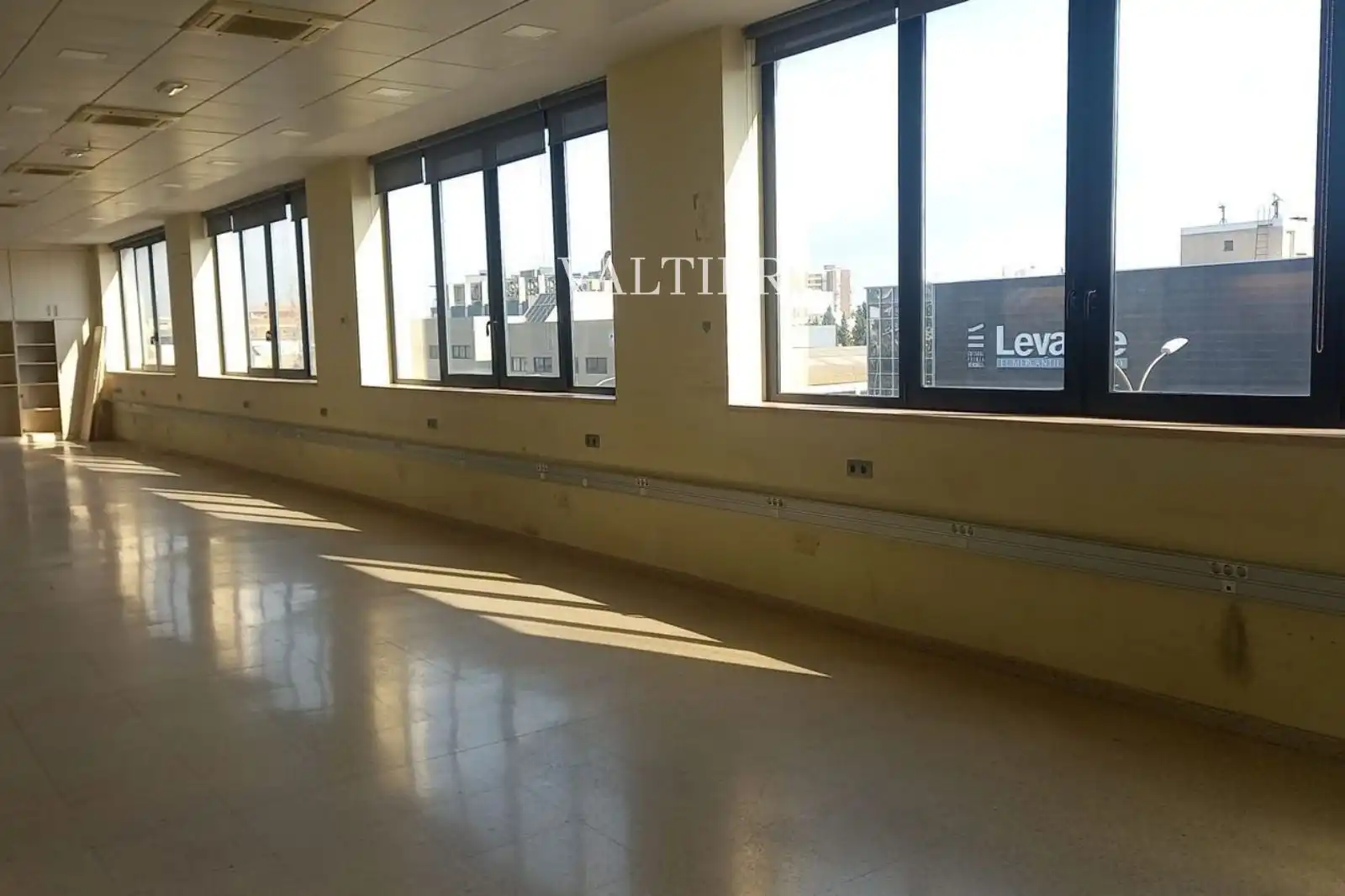 Office space with lift to rent in DELS TRAGINERS
