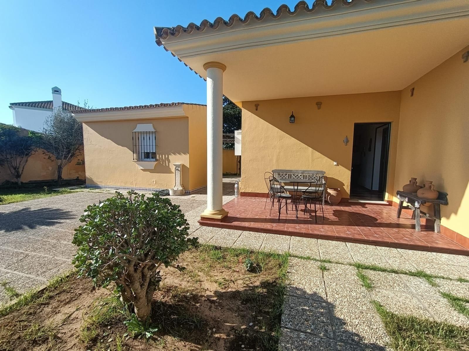 Vista exterior de Casa o xalet en venda en Chiclana de la Frontera amb Jardí privat i Traster